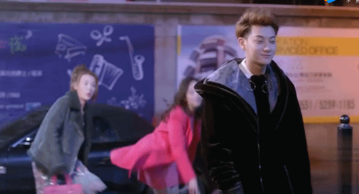 杨幂黄子韬《谈判官》推后半年才播,但越看越像智障儿子爱上妈?