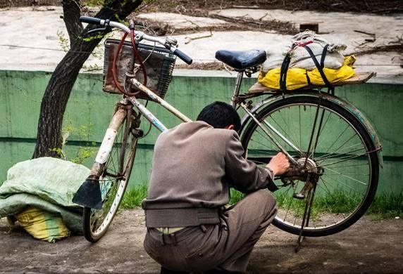 实拍朝鲜:百姓出门骑自行车,买面包的女兵颜值动人