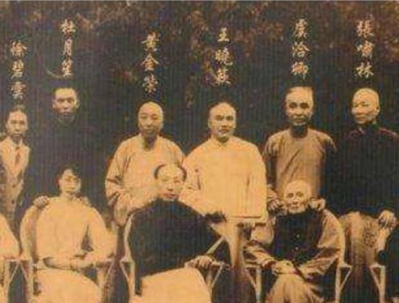 历史上黄金荣,杜月笙,张啸林被称为上海滩三大亨,虽然他们的背景是