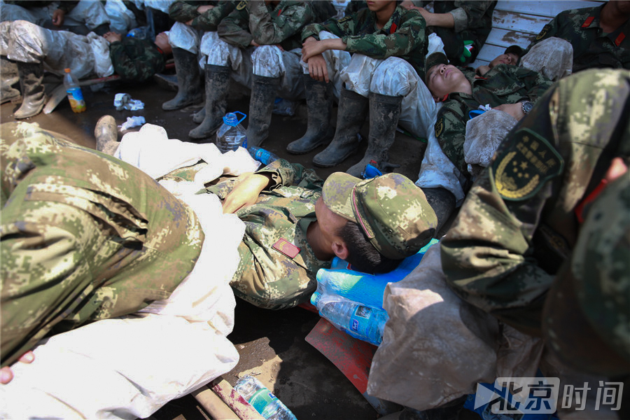 抗洪官兵奋战后席地而睡 被赞最美睡姿