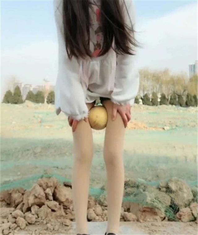年轻的00后小女生为吸引粉丝,行为偏激,要用双腿夹爆西瓜