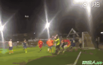 泰森附体!业余球场上演综合格斗 一球员竟被咬下耳朵