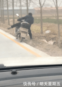 搞笑gif:老公,有人吃我豆腐,我一看笑尿了