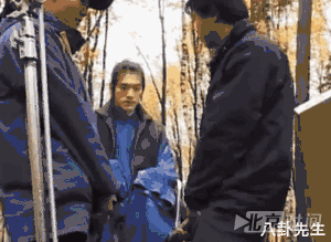 拍完这个镜头,金城武就被抬上车了,因为他已经无法走动▼