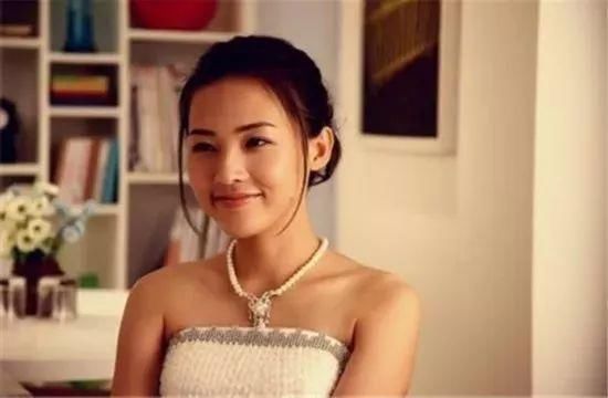 最让人印象深刻的,是她在《夏家三千金》里饰演的蛇蝎美人孙晓菁.