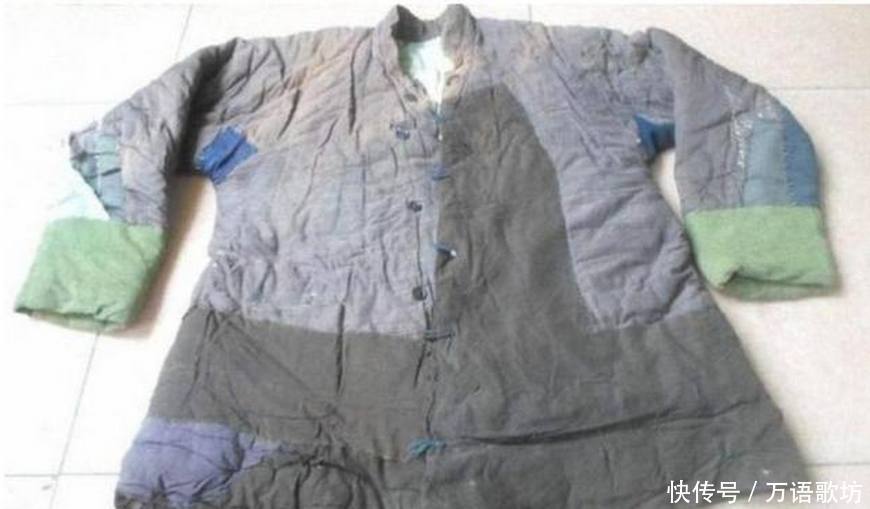 女儿把老父赶出门,只给他一件破外套,住猪圈的父亲一摸口袋傻了