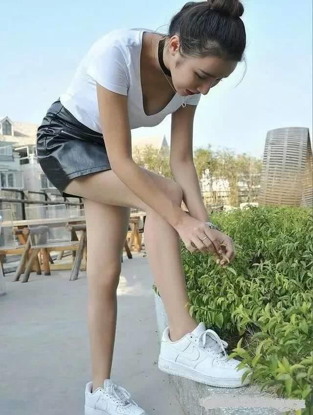 搞笑gif:美女,你这一弯腰我要流鼻血了