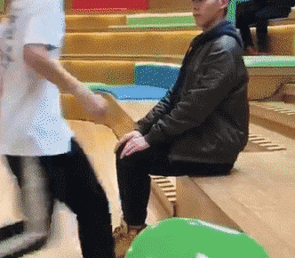 搞笑gif图:这年头,男孩没有一处之长是找不到女票的!
