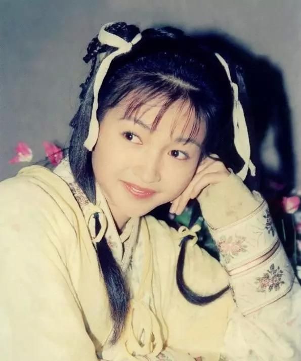 李绮红也是参加港姐而出道的,是94年的港姐季军,也是慧妍雅集的会员.