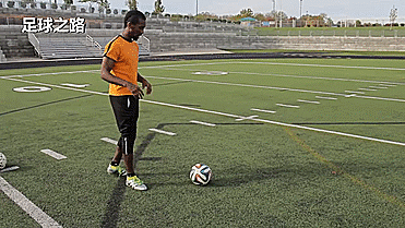 其实现代的足球并不是非要瞄准这个位置,你需要踢球中部略靠下的位置