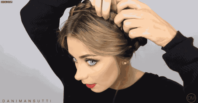 首先把头发梳整齐,柔顺