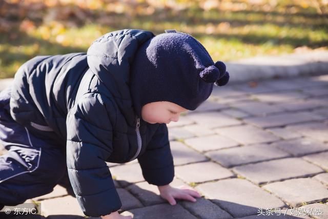 小孩摔倒图片图片 雨天摔倒的图片