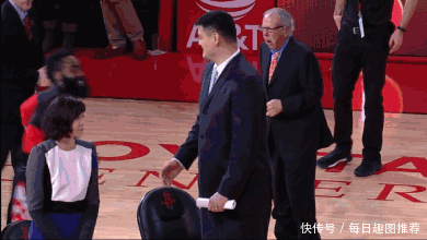 搞笑gif:妹子真的好身手啊!