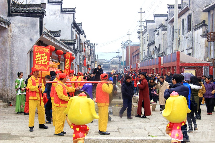 黟县古城上演舞龙特色年俗表演(赵东亭 摄 春节临近,皖南地区年味