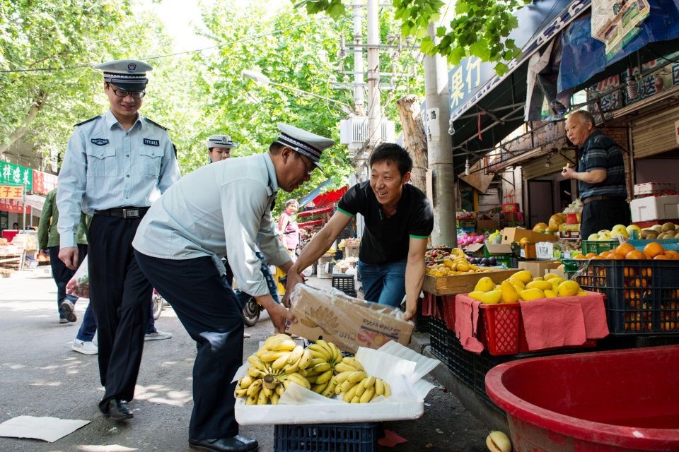 停留在过去,只看做了什么,而不管中间怎么做,也不去想会不会过度执法