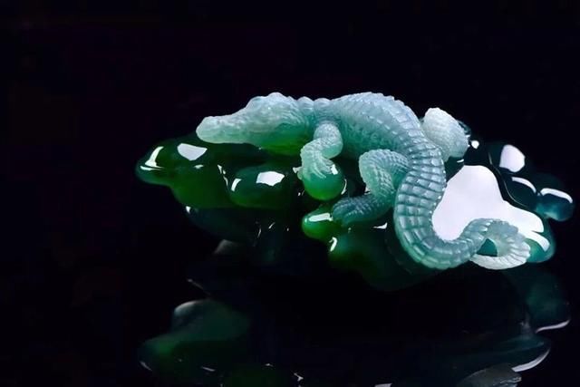 一块绵重裂多的翡翠原石起货精美鳄鱼小摆件,的确高端