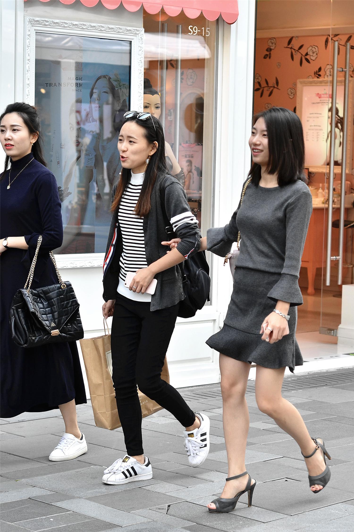 三个美女一起逛街的场景可不多见哦