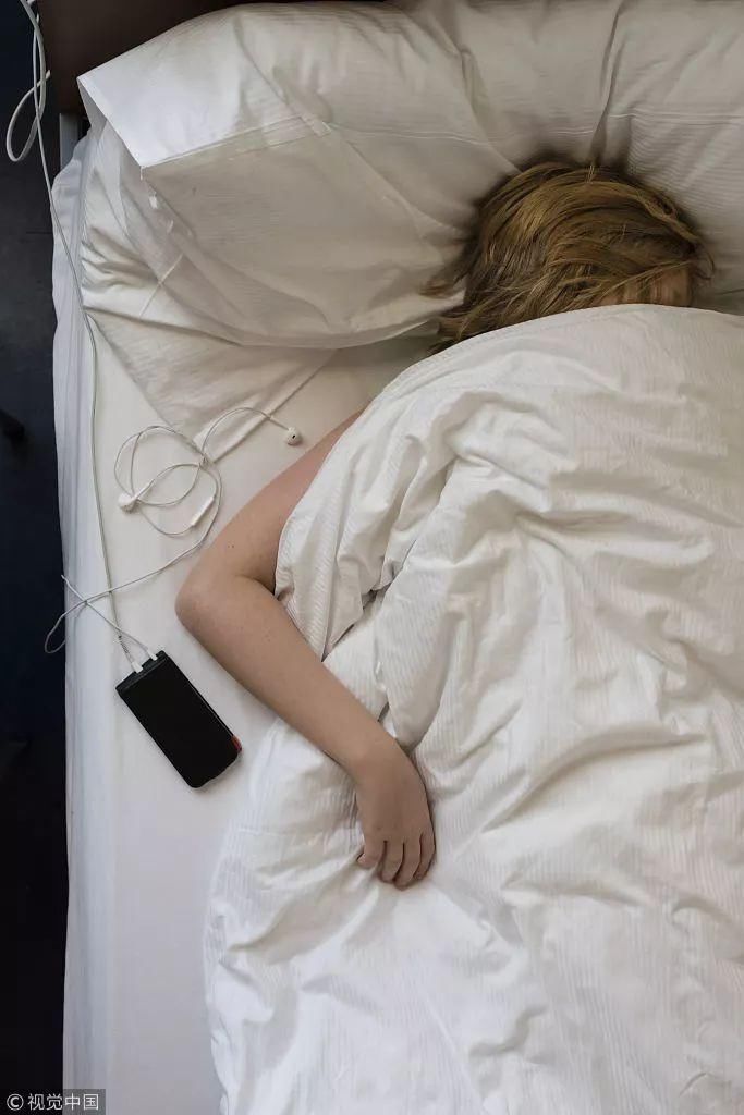 乳胶床垫具有高弹性,良好的支撑力能够适应睡眠者的各种睡姿,它的另一