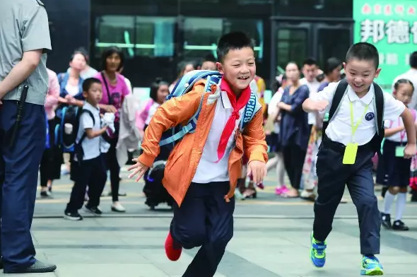 开学第一天,南京一所小学的孩子们收到大礼—本学期起上学时间推迟