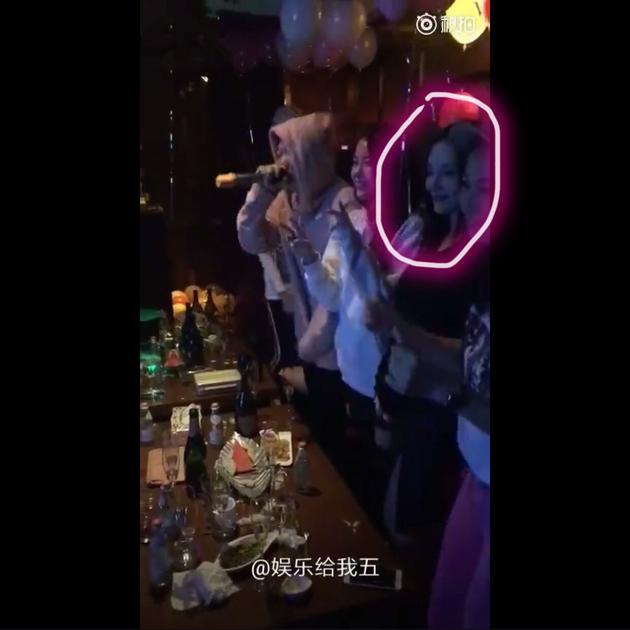 1月3日,pgone与众好友在ktv唱歌的视频曝出,有网友发现李小璐疑似在同