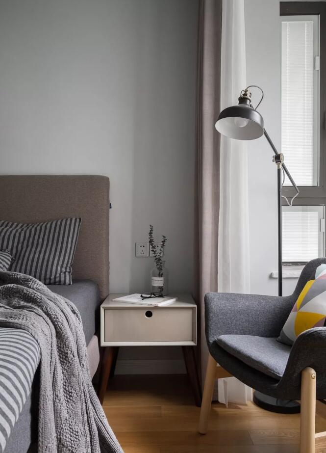 灰蓝色乳胶漆,搭配深色家具使整个空间呈现低调舒适的氛围