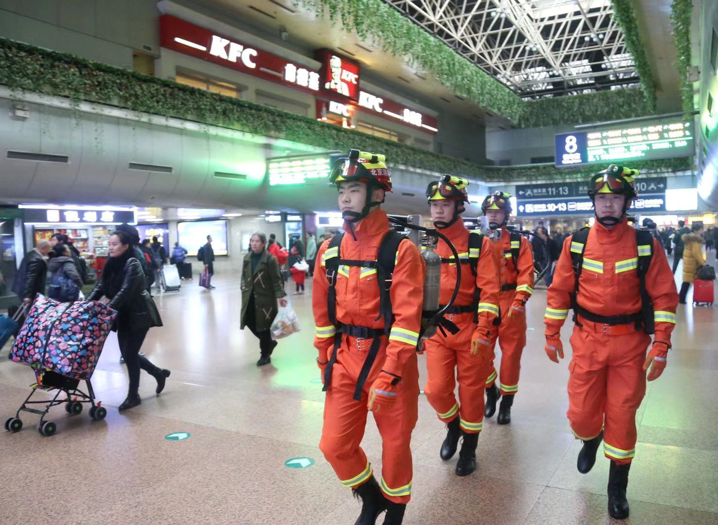 北京西站地下消防站亮相春运安保 20名消防员24小时不间断巡逻