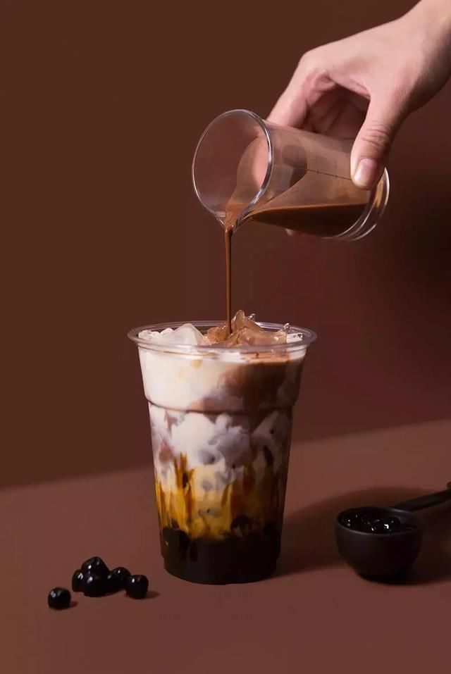 原料:珍珠3胶勺;冰块200g;牛奶200ml;可可粉15g;热水100ml;淡奶油10g