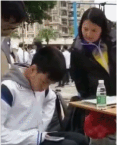搞笑gif趣图:孩子,脚丫子的味道还好吗?