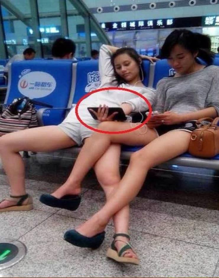 幽默笑话:俩美女在等车的时候,感觉像是回到家了!