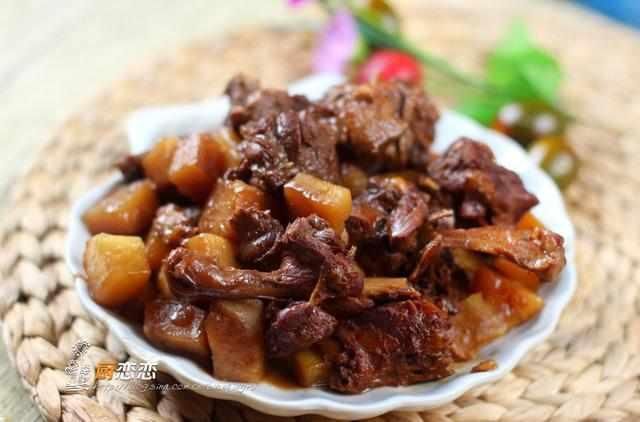 老婆在鸭肉中多放一料,肉酥香不腥还养生,儿子一口气吃三碗饭