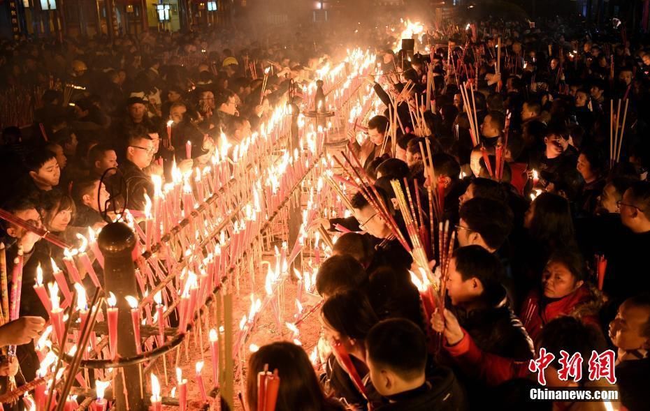 全国多地民众大年初一敬香祈福迎新年