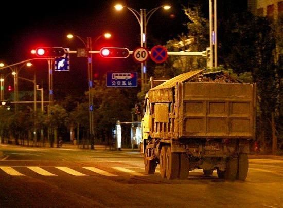 为什么渣土车在夜晚行驶经常不顾及红绿灯?