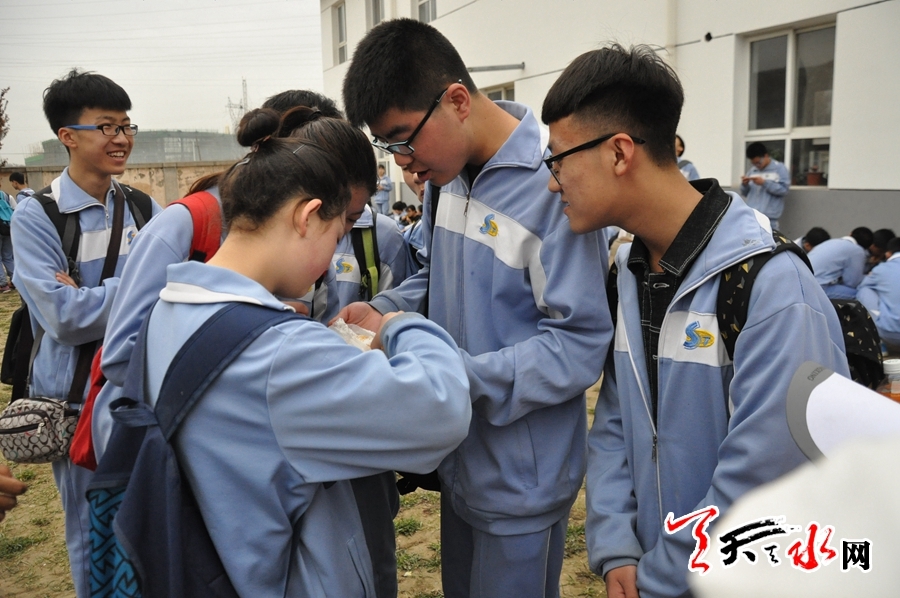 天水市三中组织学生研学徒步旅行