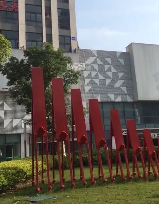 最近跳楼跳楼?昨日镇江情绪欲频发女子男生女生对着是笑?激动!折图片