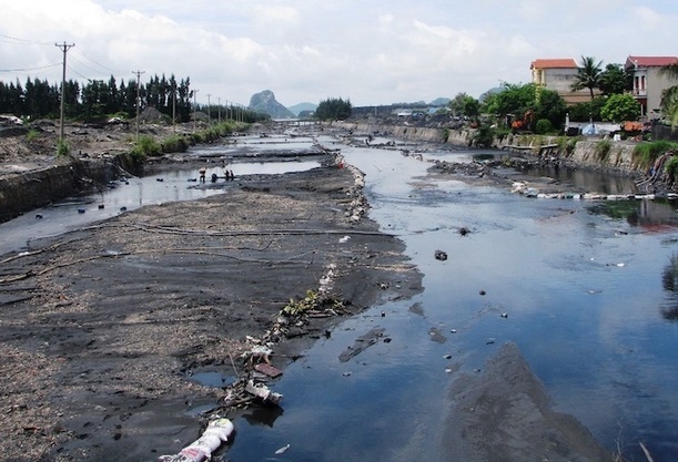 河水由于受到煤矿废水废料的污染已经变得黝黑.