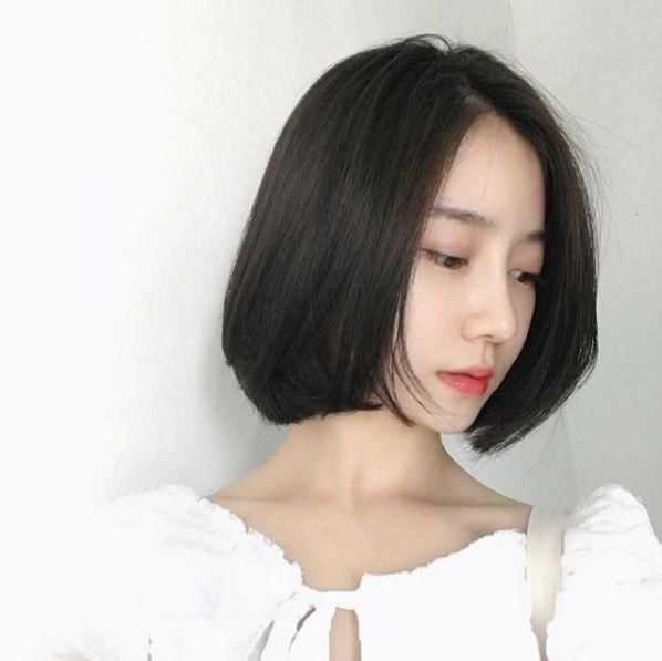 菱形脸的女生也可以尝试,两侧的偏分刘海可以挡住突出的颧骨.
