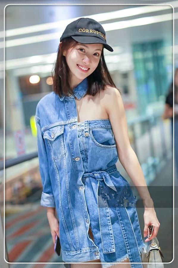 金晨不走寻常路!牛仔裙一半露肩一半长袖,网友:这效果我服!