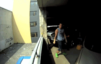 搞笑gif趣图:妹子,放开那条狗,有本事冲我们来!