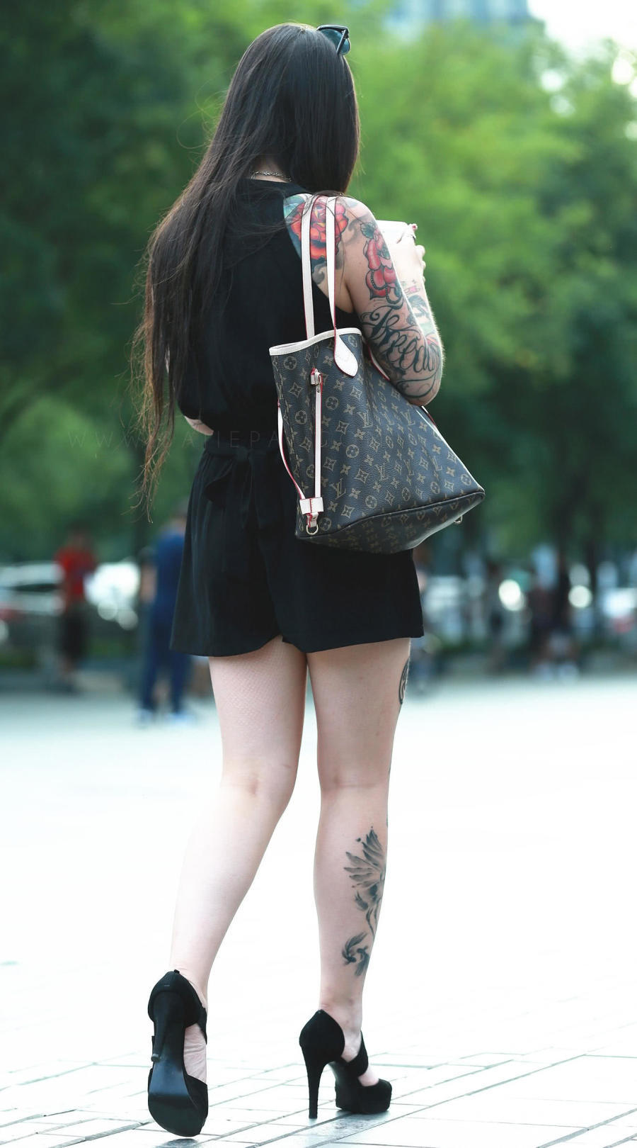 街拍秀:气质小姐姐黑色连体装可爱呆萌,网友调侃:这一