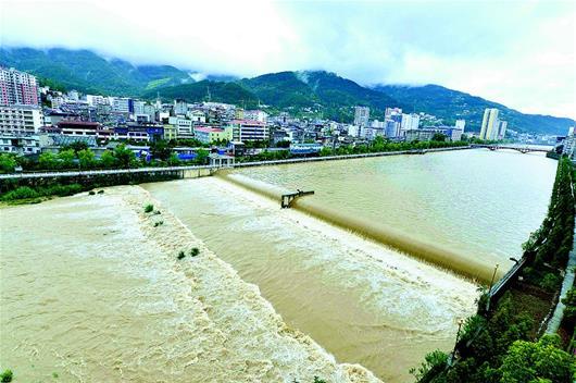 近日,保康县出现连续降雨天气,导致清溪河水位急剧上涨形成秋汛.