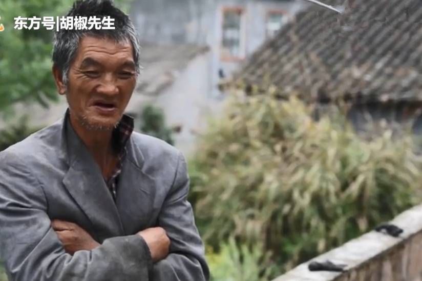 76岁老父亲辛苦干活,养活56岁儿子一家4口