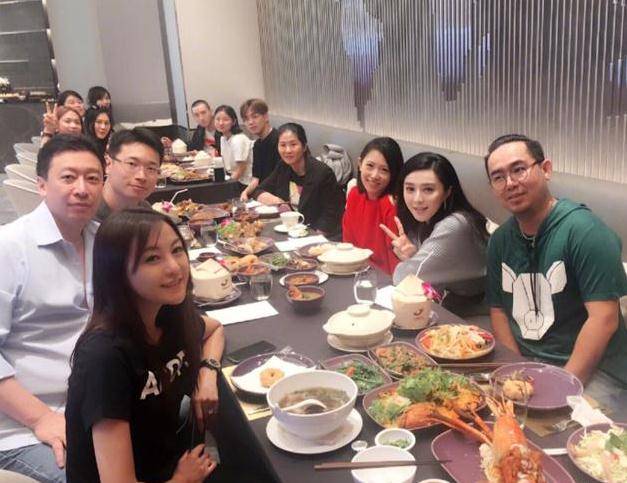 范冰冰与同事聚餐 美丽女同事漂亮程度不逊于范冰冰
