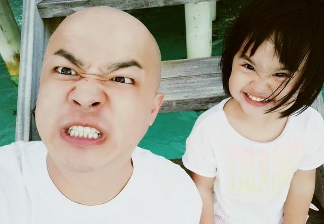包贝尔故意晒饺子搞怪照好"丑萌",还嫌弃女儿和别人家