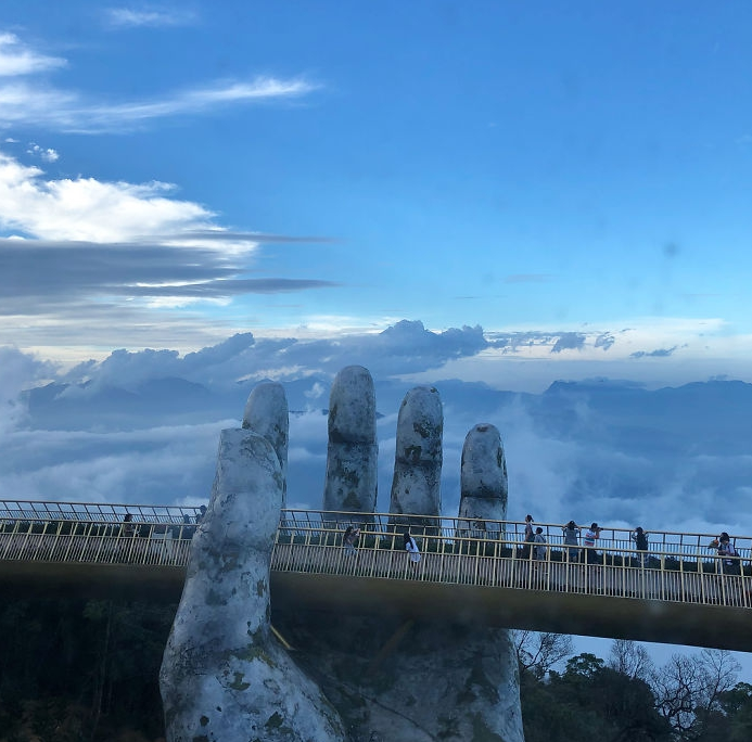 越南佛手桥成"网红 仿佛如来神掌从天而降