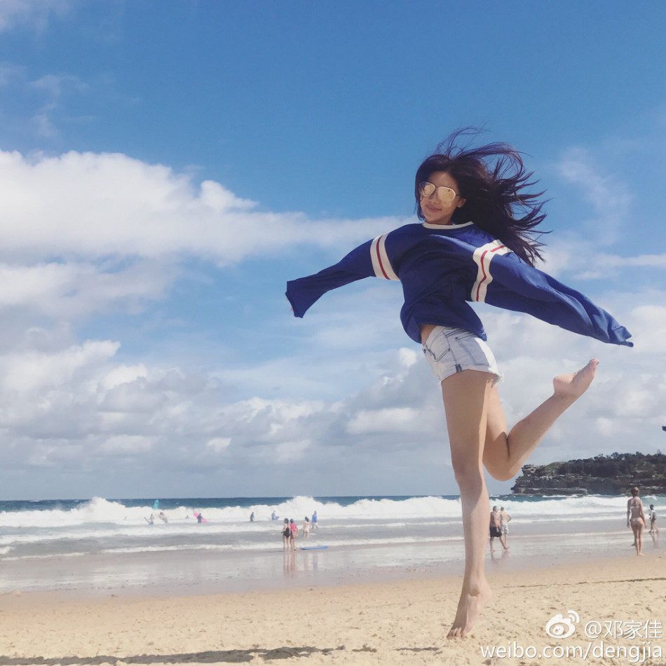 邓家佳穿热裤美腿细长直 沙滩漫步背影靓(组图)