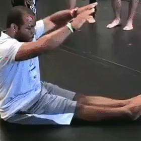 搞笑gif趣图:去学拉丁舞,教练这动作太快,我有点跟不上节奏啊!