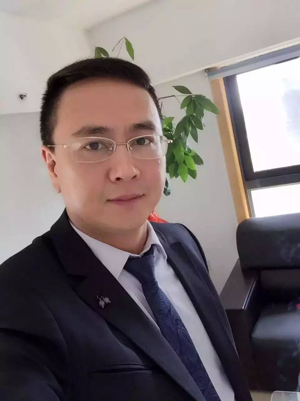 2015年,黄航开始研发基于最新物联网技术的扫码自助无人售书机,并取得