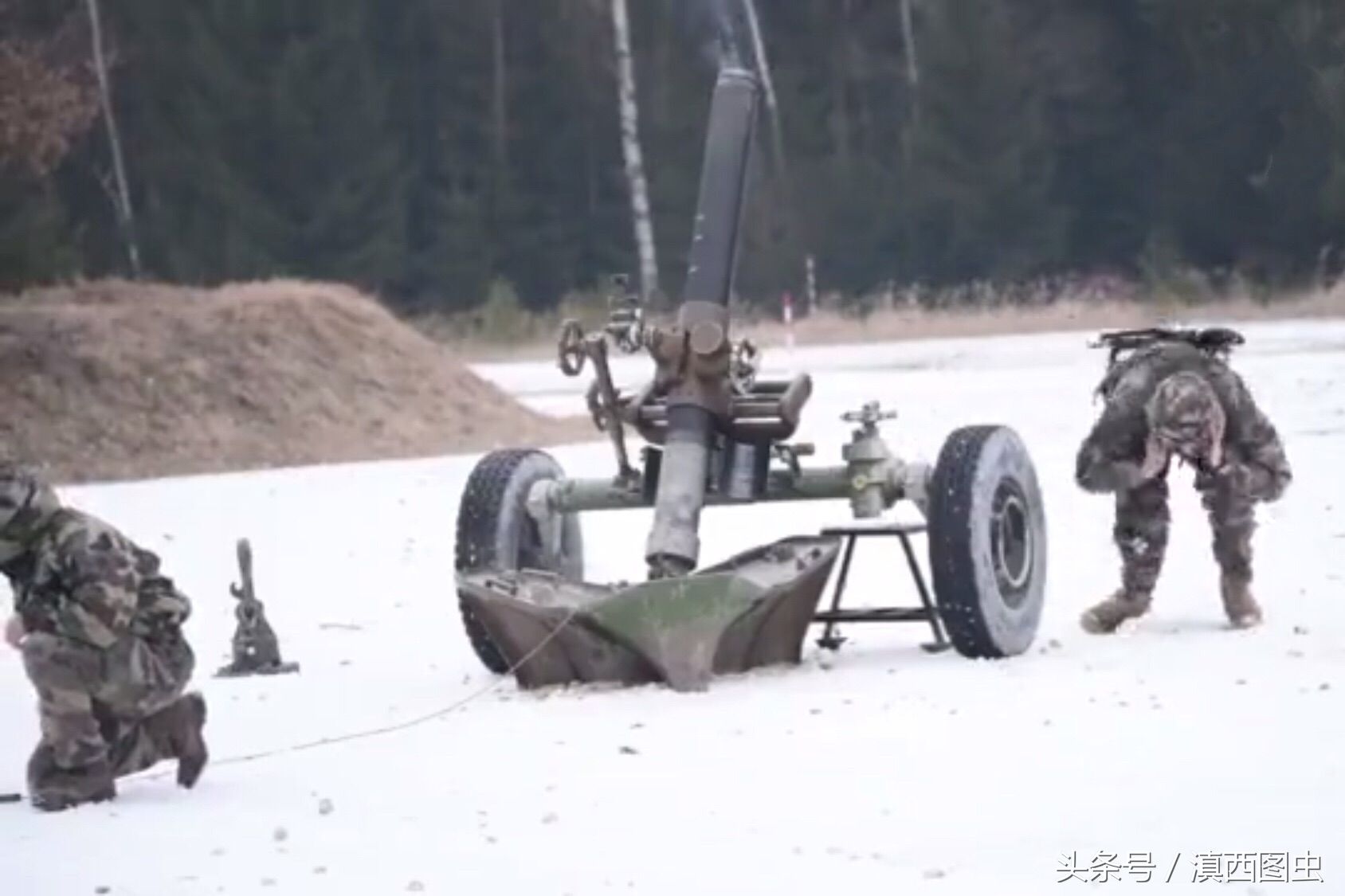 法国士兵试射120毫米重型迫击炮