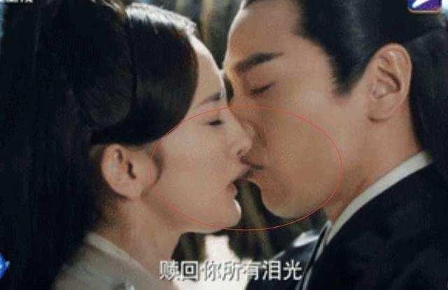 《三生三世》中,赵又廷亲吻杨幂,可是这吻技真的是有待提拔啊.