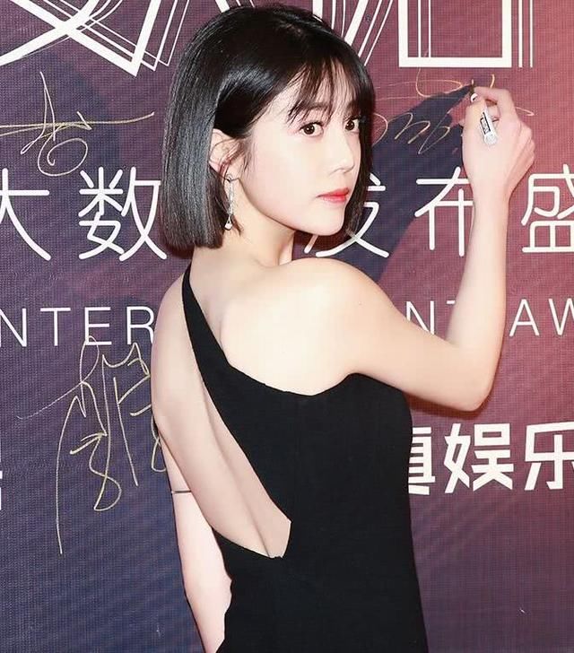 李溪芮性感身材,第六张图,没有目测穿文胸马克珀图片性感达图片